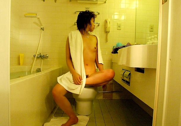 Hitomi Hayasaka hot asian teen takes bath