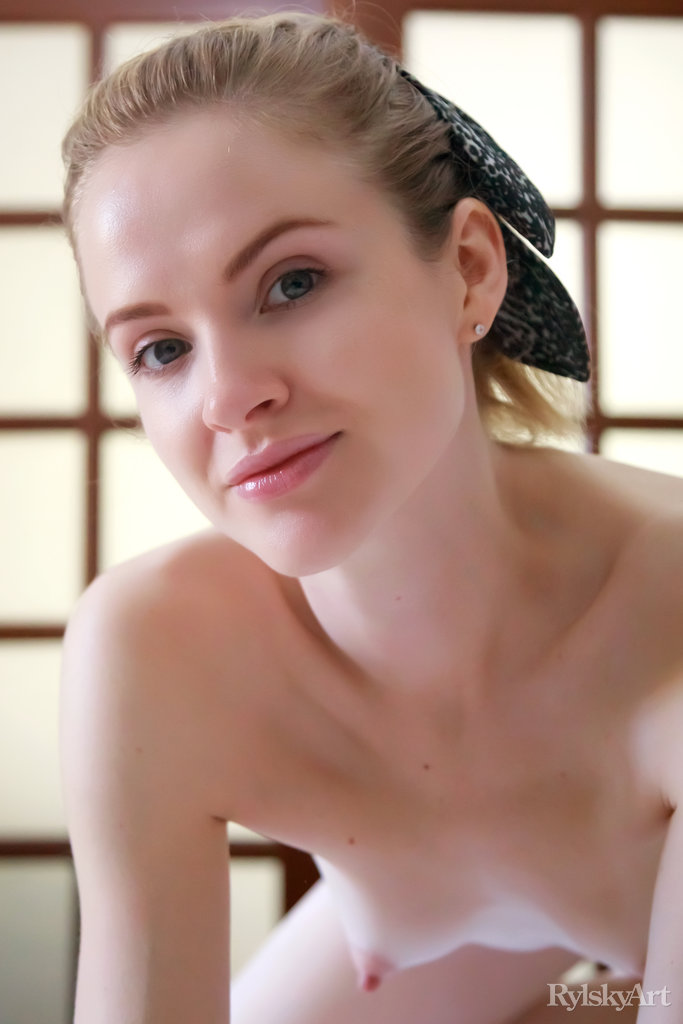 Alice May In Slaapkamer