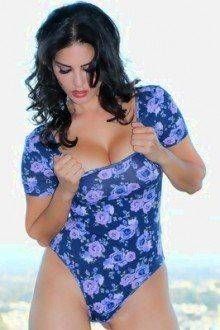 Sunny Leone - erotic stripping pics