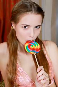 Elle Tan Spreads Her Pussy For Pleasure