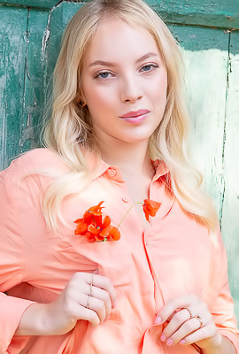 Bella Spark Shows Her Lush-lipped Pussy