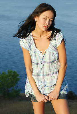 Rusya Brunette Hottie Teases Outdoors