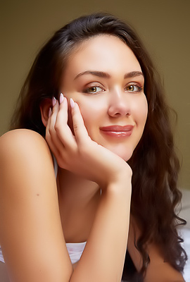 Vixi Rafi Sultry Beauty Will Mesmerize You With Her Gorgeous Green Eyes