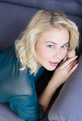 Sarika A Curvaceous Blonde Is Soon Perfectly Naked