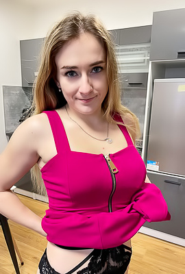 Dee Dee Sexy Babe Is Locked And Loaded For Some Sexy Fun