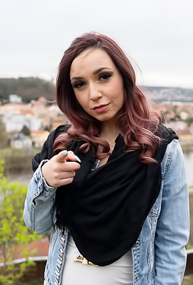 Jessie Clark risks it all for passionate blowjob action